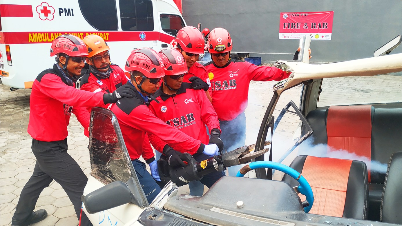 first aid accident kecelakaan diklat PMI PMR KSR relawan karawang korps Red Cross Indonesia website